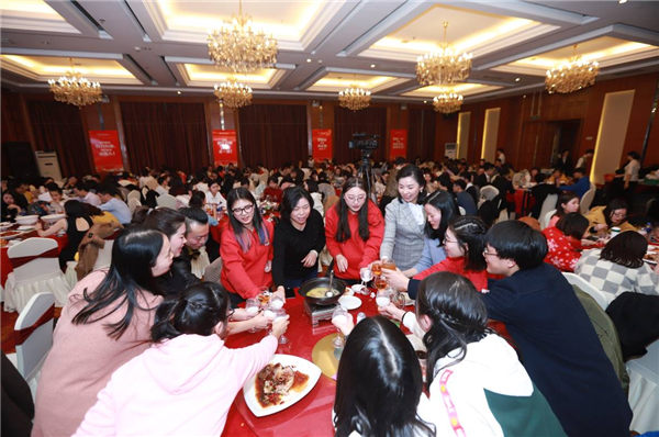 大家共同舉杯把酒言歡 大家共同舉杯把酒言歡